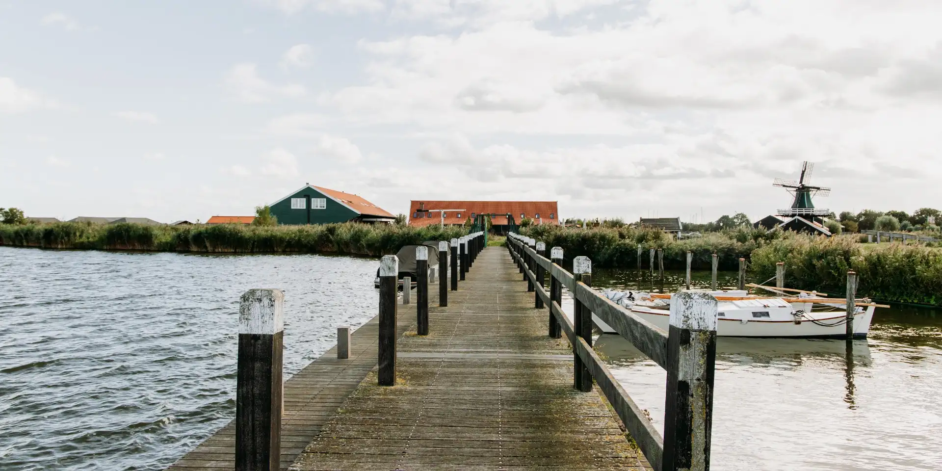 Stijger met boot en molen Uitgeest